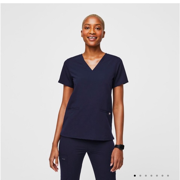 Figs women’s Casma 3 pocket scrub top in Navy - Picture 4 of 8